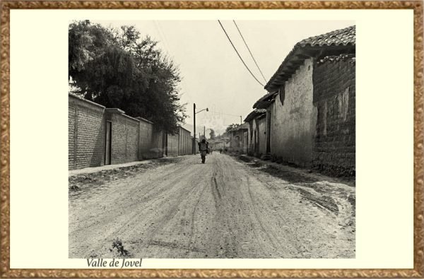 Una calle de tierra en el Valle de Jovel - San Cristóbal de las Casas